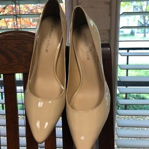 Pale taupe/cream patent pumps